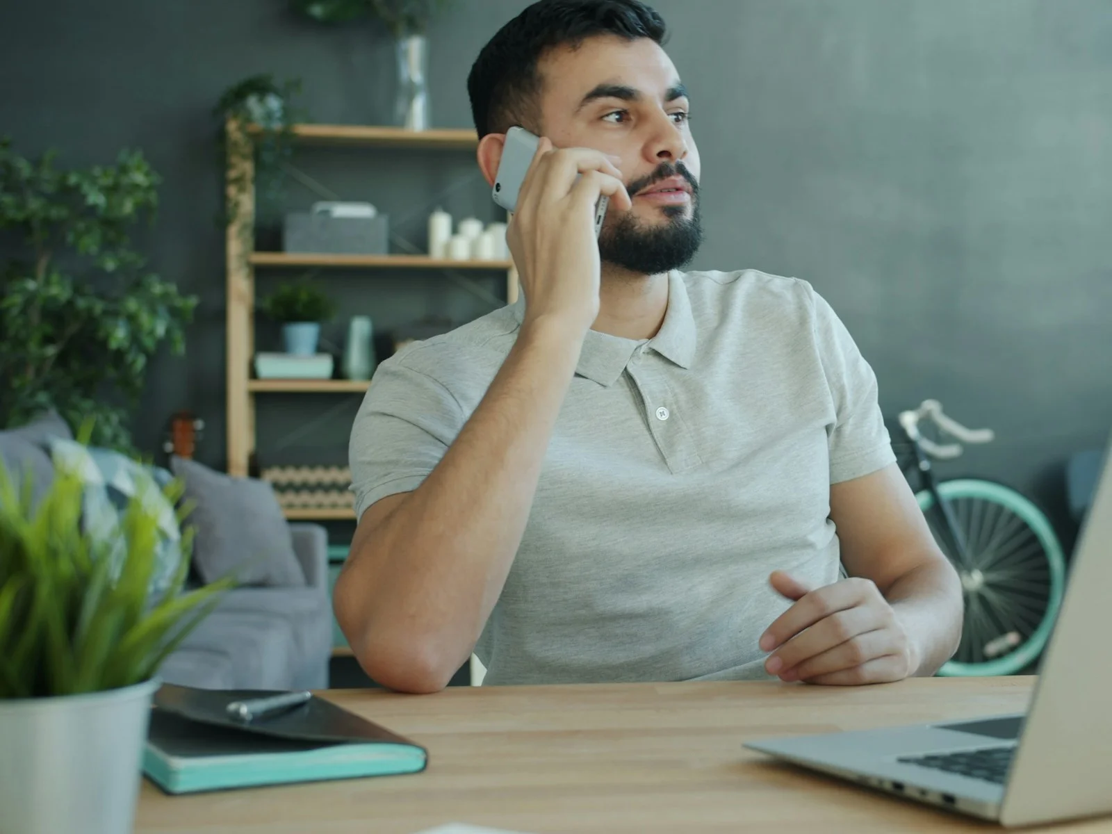 Cliente en una llamada de negocios desde un escritorio en casa