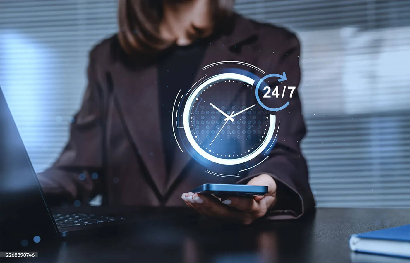Benutzeroberfläche der HeyBusiness KI-Plattform auf verschiedenen Geräten